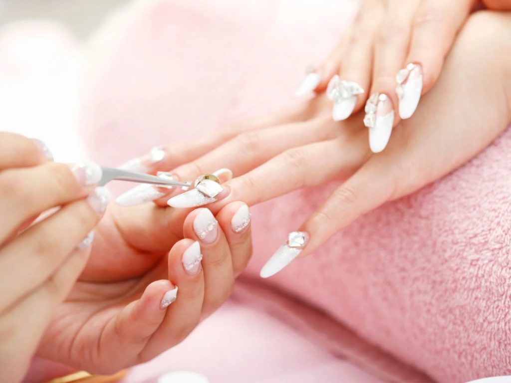 کاشت یا مانیکور ناخن برای عروس
