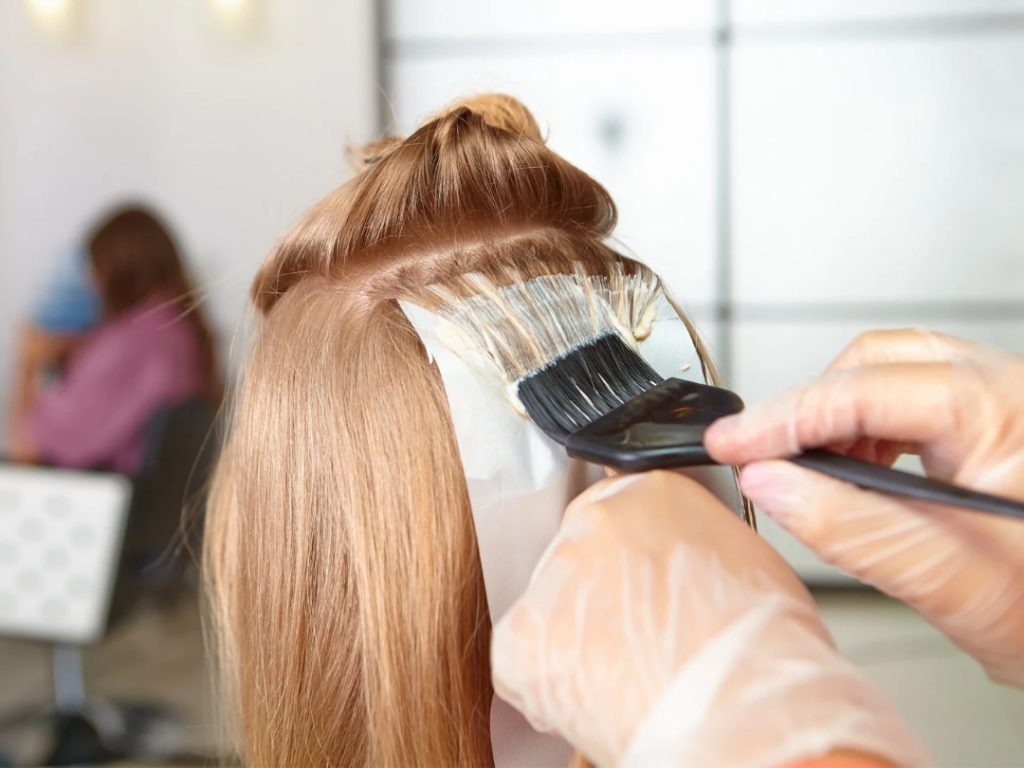 نکات حرفهای آرایشگاهها برای دوام رنگ مو