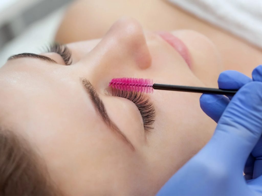 لیفت مژه یا اکستنشن مژه؛ کدام برای شما مناسب است؟